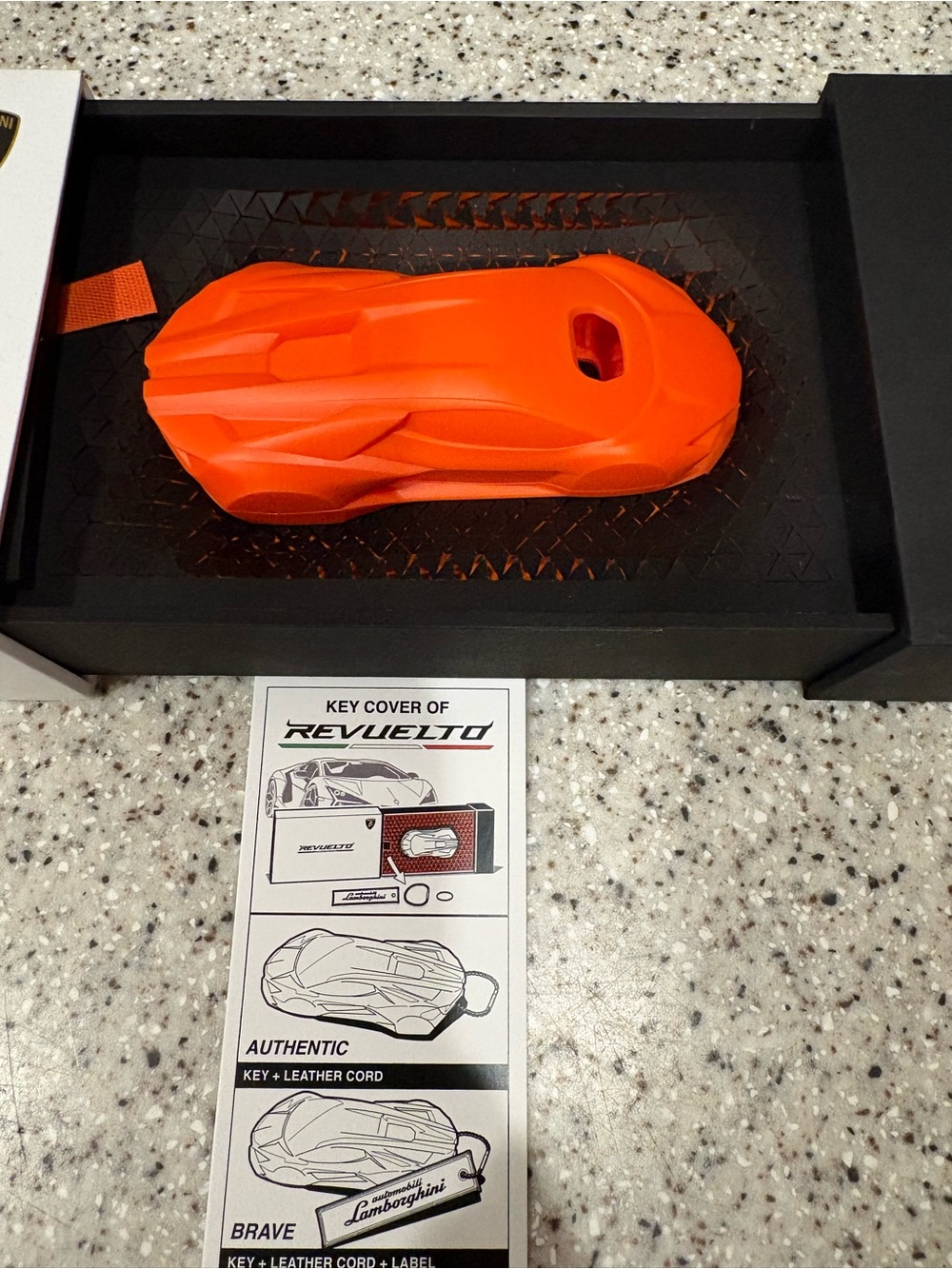 Lamborghini Revuelto Schlüsselanhänger key-chain/ring+Cover Skulptur Huracan+STO